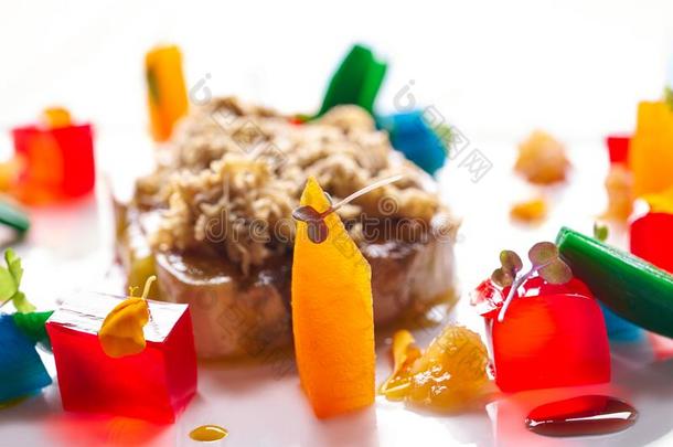 鹅肝酱切成片搓碎的白色的块菌和果冻