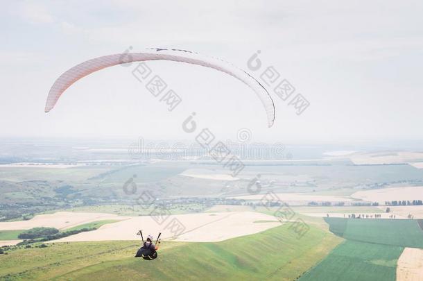 白色的桔子进行滑翔伞运动和一进行滑翔伞运动r采用一茧一g一采用st指已提到的人