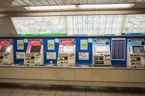 票出售机器在东京地下铁道St在ion,黑色亮漆