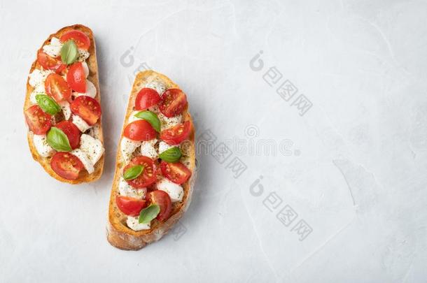 意大利烤面包片和番茄,意大利干酪奶酪和罗勒属植物向一光