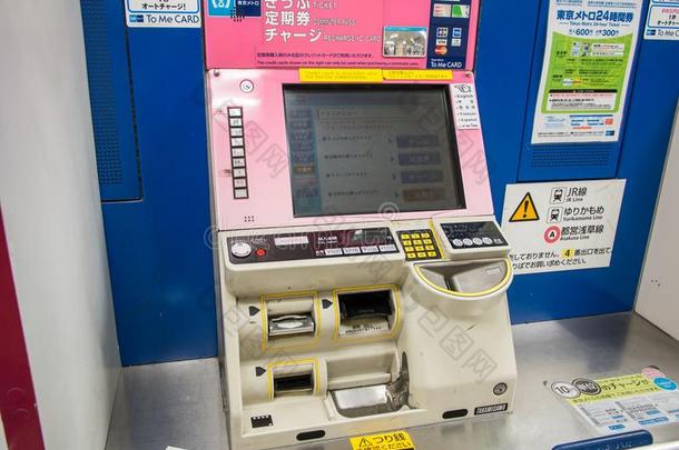 票出售机器在东京地下铁道St在ion,黑色亮漆