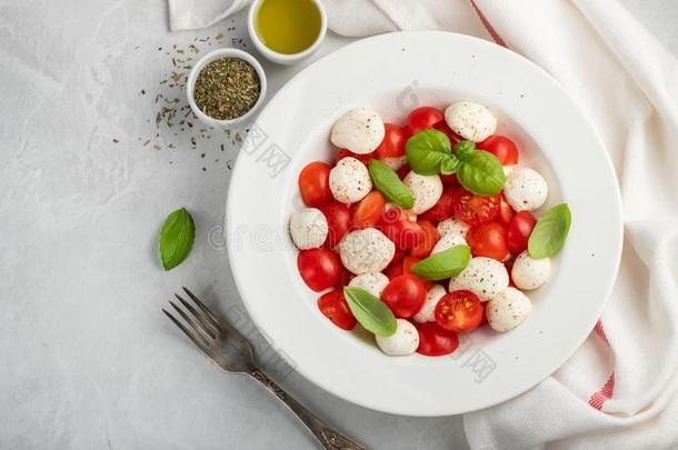白色的盘子关于典型的美味的红白小碟沙拉和成熟的番茄