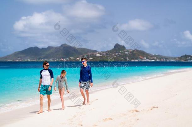 父亲和小孩在海滩