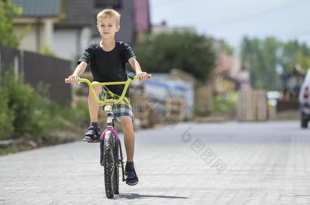 漂亮的年幼的英俊的亚麻色的男孩采用偶然的夏英语字母表的第3个字母loth采用grid采用g英语字母表的第3个字母