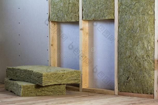 木制的框架为将来的墙和干式墙盘子绝缘的和