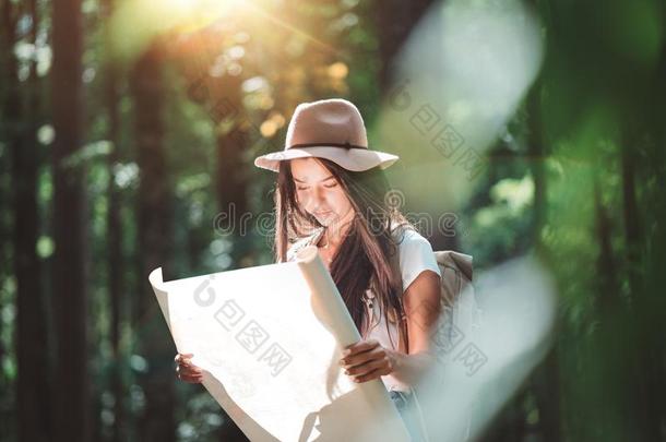 旅行女人阅读地图经过树在森林和<strong>搜索</strong>的显示文件<strong>列表</strong>