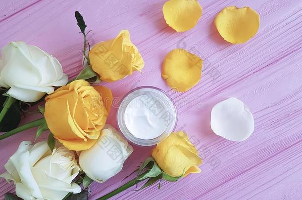 化妆品乳霜,黄色的玫瑰美好关心产品手工做的向一圆周率