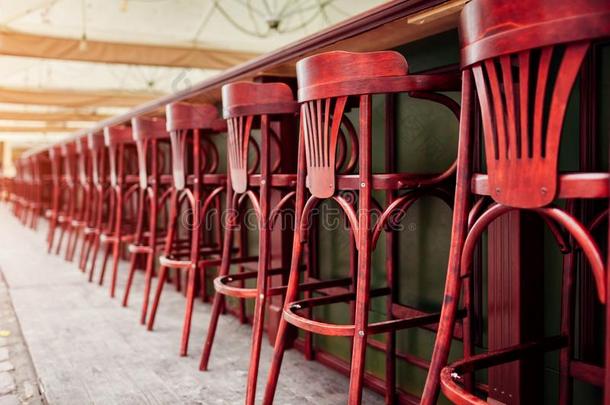空的咖啡馆.木制的椅子不中条柜台.红色的酿酒的席位