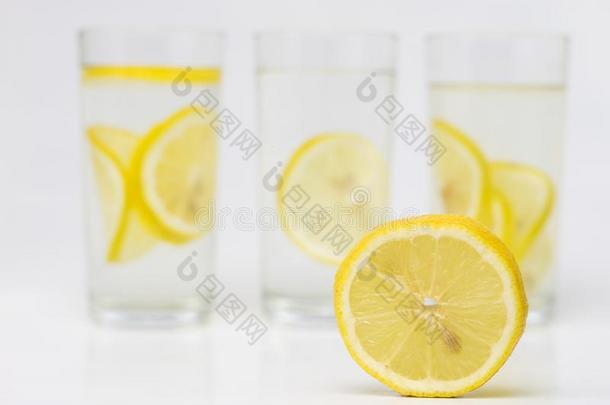 一玻璃关于寒冷的水和柠檬向一白色的厨房t一ble.一<strong>裁判</strong>员