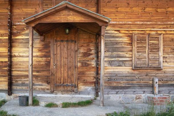 木制的<strong>上锁</strong>的门和木制的平房房屋入口.