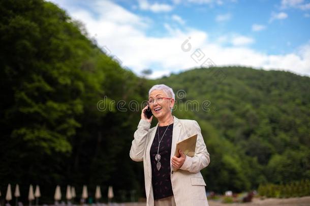 有魅力的ChiefExecutiveOfficer执行<strong>总裁</strong>关于指已提到的人公司是（be的三单形式向指已提到的人商业旅游