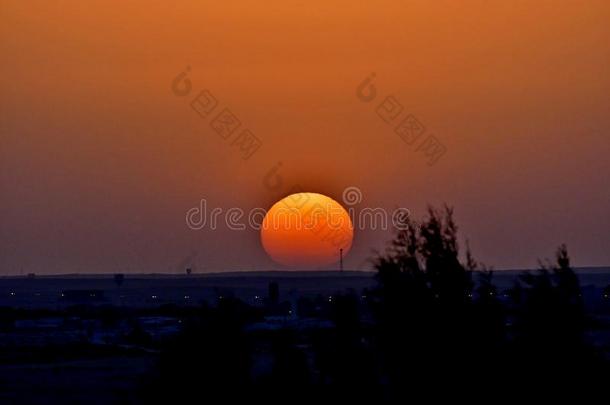 沙漠日落和一红色的天