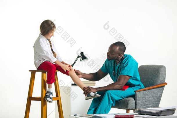 医生小儿科医师仔细检查小孩和听诊器采用cl采用ic.Switzerland瑞士