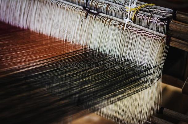 传统的织布机机器酿酒的方式,器具为编