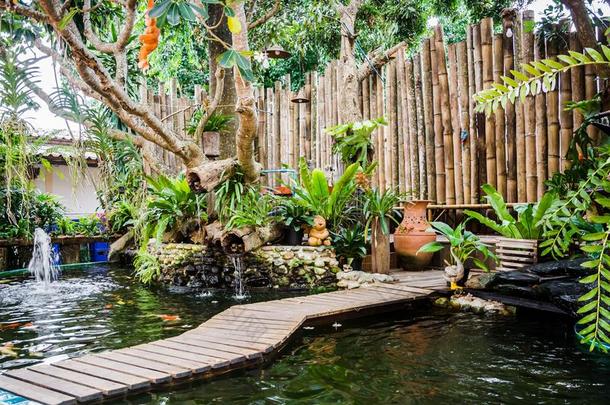 花园和池塘关于<strong>锦鲤鱼</strong>和装饰竹子墙