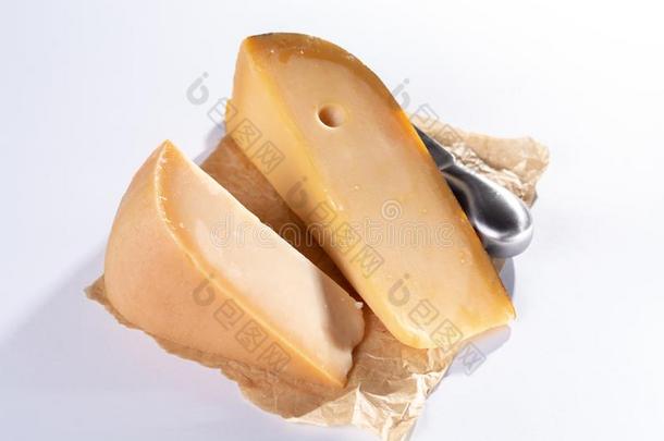 荷兰人的老的干酪,使从奶牛和山羊奶向白色的表