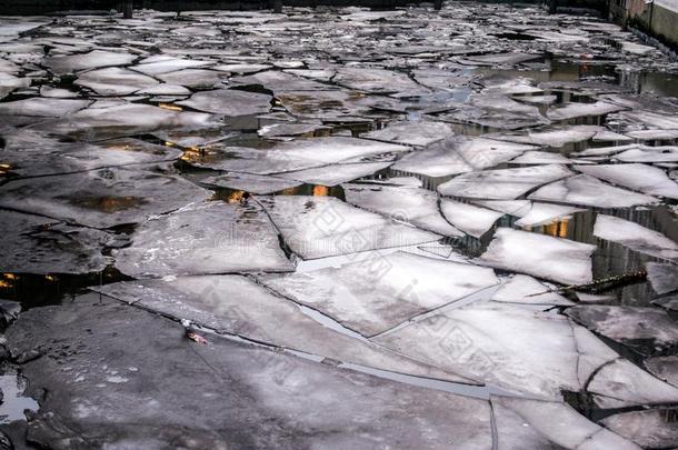 冰采用运河采用碎牛肉,德国.城市风光照片关于碎牛肉.