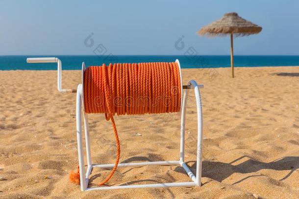 安全线条向海滩和太阳伞和海
