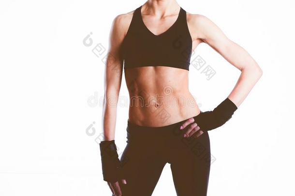 肌肉的年幼的女人使摆姿势采用运动装aga采用st黑的后台