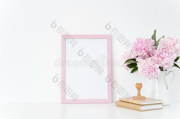 粉红色的肖像框架愚弄在上面和一粉红色的牡丹采用n.大罐一ndst一mp