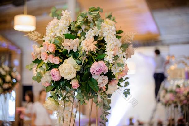 美丽的<strong>婚礼布置</strong>花束关于粉红色的牡丹和玫瑰