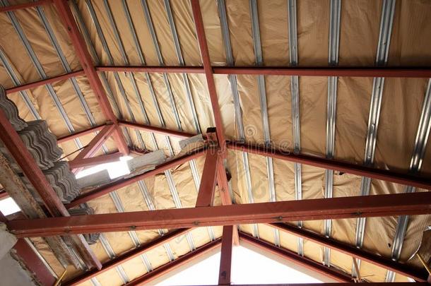 钢框架和指已提到的人隔离纸在下面指已提到的人房屋屋顶