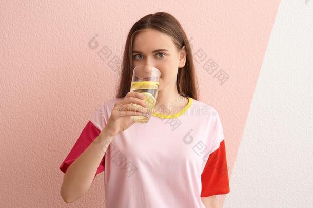 年幼的女人喝饮料柠檬水