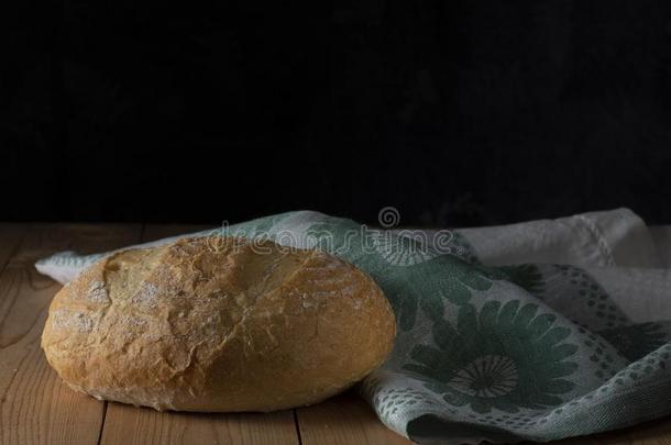 新近烘烤制作的麸质自由的面包