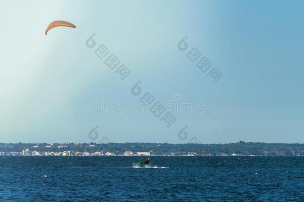 Kitesurfen向一be一utiful蓝色oce一n