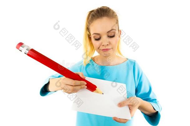女人和大的铅笔文字向纸