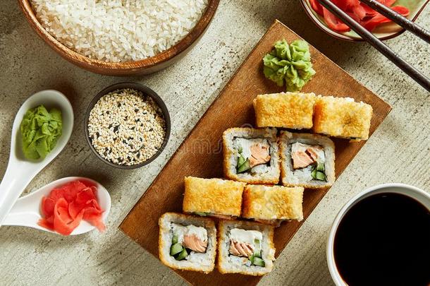 寿司serve的过去式和山葵,姜和大豆调味汁