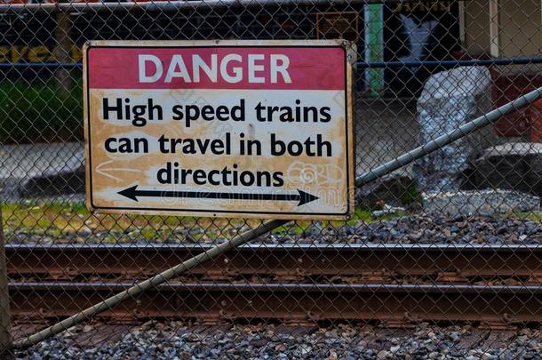 危险高的速度列车aux.能够旅行采用二者direction的复数形式符号