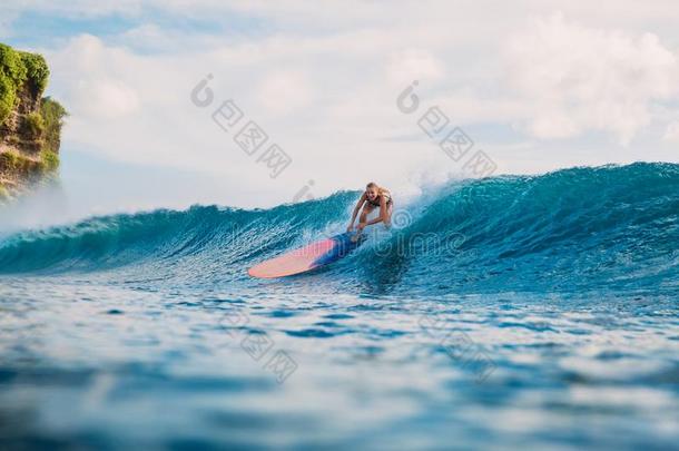 年幼的海浪女人和海浪board向波浪.冲浪运动员和洋波浪