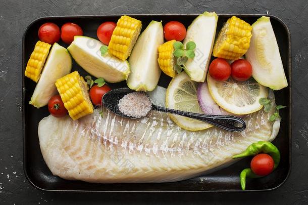 鳕鱼.自家制的简单的健康的.农场主交易蔬菜白色的鳕鱼