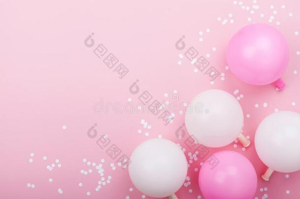 彩色粉笔粉红色的表和气球和五彩纸屑为生日从一