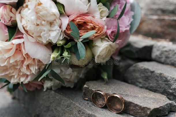 两个金色的婚礼戒指向st向e在近处美丽的婚礼布库