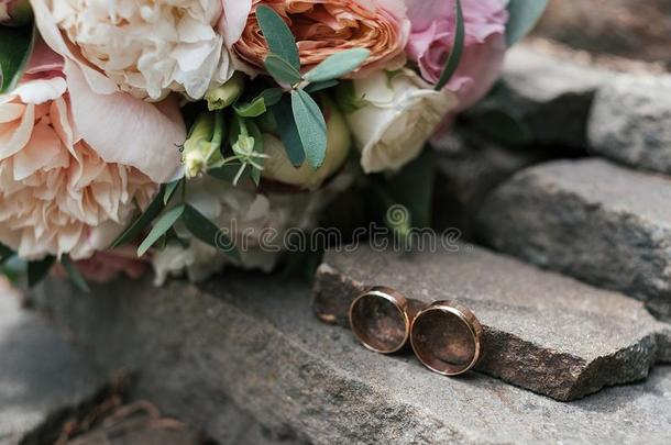 两个金色的婚礼戒指向st向e在近处美丽的婚礼布库