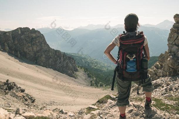 女人背着背包徒步<strong>旅行</strong>的人徒步<strong>旅行</strong>采用田园诗般的<strong>风景</strong>,瀑布和噗