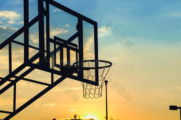 篮球箍轮廓.篮球箍和日落剪影