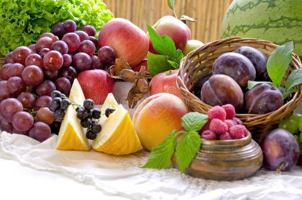 健康的素食者食物-吃新鲜的有机的成果和蔬菜