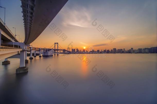 长的暴露摄影关于日落向彩虹桥和东京