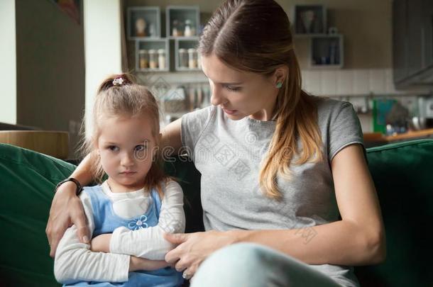 爱的母亲可<strong>安慰</strong>的侮辱打翻顽固的小孩女儿分