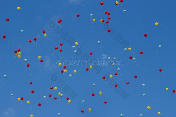 黄色的,红色的和光蓝色需充气的气球不固定的大约英语字母表的第20个字母