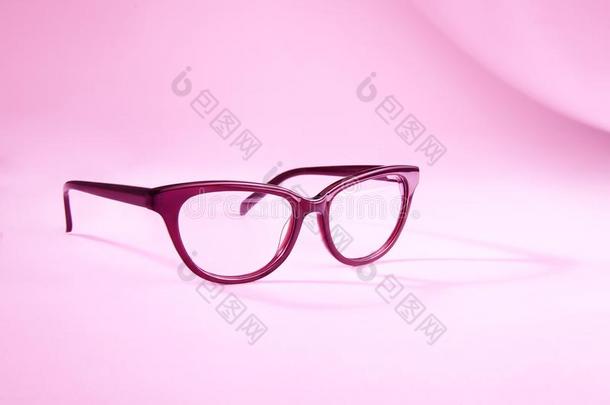 粉红色的<strong>眼镜</strong>在粉红色的背景