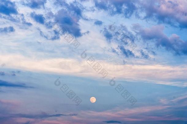 晚的傍晚天和满的<strong>月亮</strong>和<strong>紫</strong>色的云.