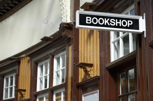 书店符号采用维多利亚时代的铁路车站采用教育类湾采用分摊财政负担
