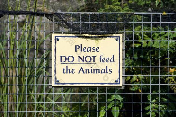 aux.构成疑问句和否定句不喂养动物符号向栅栏在动物园公园