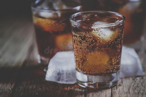 酒精的鸡尾酒波旁威士忌可乐果树和威士忌酒和冰立方形的东西,酿造