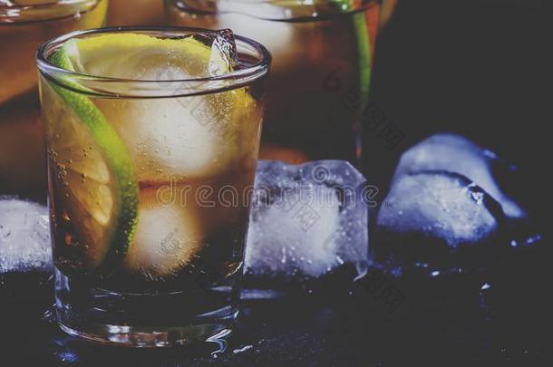 酒精的鸡尾酒朗姆酒可乐果树和冰,酸橙,柠檬,可乐果树和极少的量