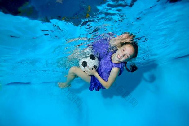 一小的女孩演奏和一足球b一llunderw一ter采用指已提到的人水池